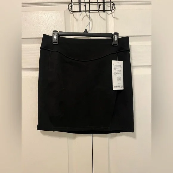 Lululemon NWT Scuba HR Mini Skirt - Picture 4 of 7